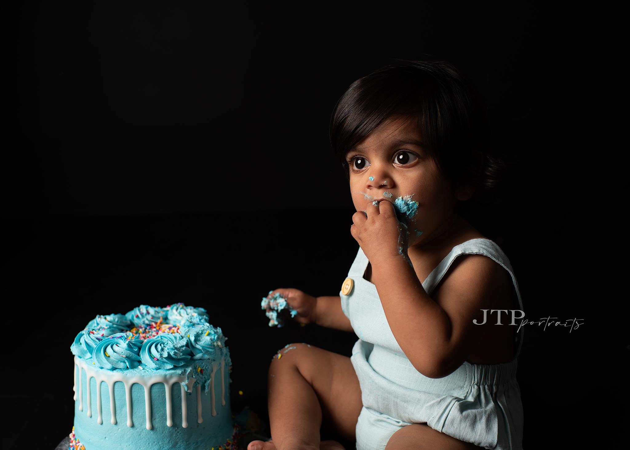 1 Year Cake Smash Smash, Laugh, Repeat! Celebrate your little one’s first big milestone with frosting-covered giggles and sweet memories!